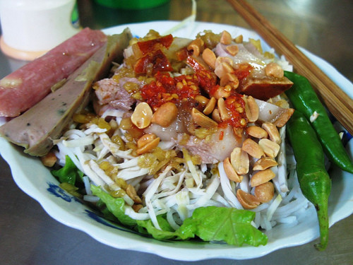 Bát bún trắng, ăn kèm thịt heo quay thái mỏng có lớp bì óng ánh, giòn rụm, lại có thêm tai heo, ăn kèm với mắm nêm "đúng chuẩn" Đà Nẵng.