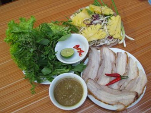 Bánh tráng cuốn thịt heo: Đây là món đặc sản Đà Nẵng được ưa chuộng nhất. Ngon và đơn giản nên Hà Nội có khá nhiều địa chỉ bán món này rất ổn. Bạn có thể đến ngõ 21 Phạm Ngọc Thạch, hoặc phố Trúc Khê nơi có hàng loạt quán bán bánh tráng cuốn thịt heo.
