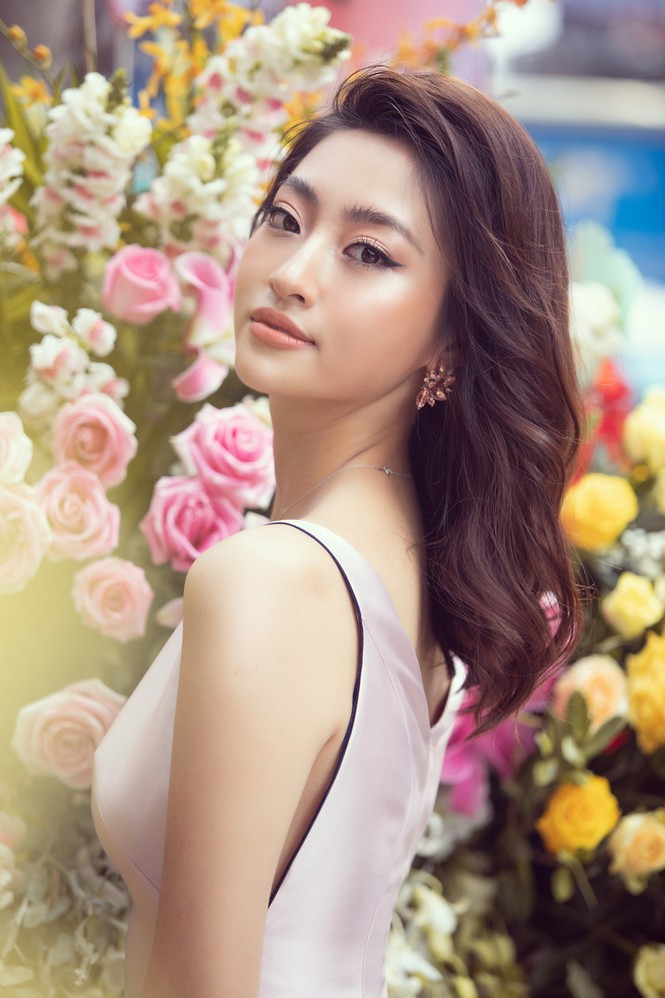 Tuy nhiên, nàng hậu sinh năm 2000 vẫn cảm thấy “tủi thân” vì vừa cô đơn lẻ bóng vừa phải đi làm đến tận tối khuya.