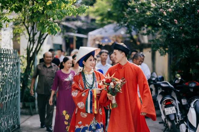 Cô dâu kể mình và ông xã quen nhau được ba năm. Ban đầu, đôi trẻ không nhận được sự ủng hộ của gia đình vì chênh lệch tuổi tác và khoảng cách địa lý. Sau nhiều lần thuyết phục và sự quyết tâm của đôi trẻ, hai bên gia đình đã đồng ý. Nửa kia của Thuỳ Anh là người đàn ông chín chắn, trưởng thành, là chỗ dựa cho vợ. "Trước đây mình tự lo mọi việc nhưng giờ có anh rồi, mình thấy gánh nặng được san sẻ bớt khi có người lo liệu cùng", cô dâu Cao Bằng nói.