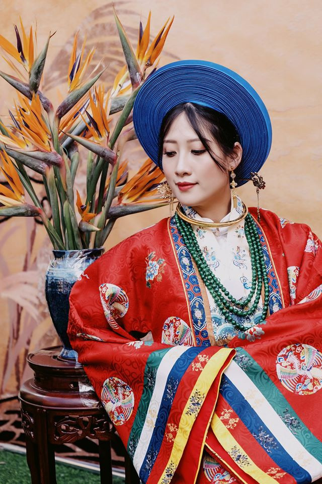 Thuỳ Anh chia sẻ khó khăn nhất khi thực hiện bộ ảnh này là trang phục cho cô dâu chú rể. Áo Nhật Bình được đặt may bằng chất liệu gấm để vừa tạo sự uyển chuyển vừa giữ được dáng. Còn áo Tấc được may bằng chất liệu tơ xước để vừa thoáng mát, không bị quá thướt tha, tạo sự mạnh mẽ.