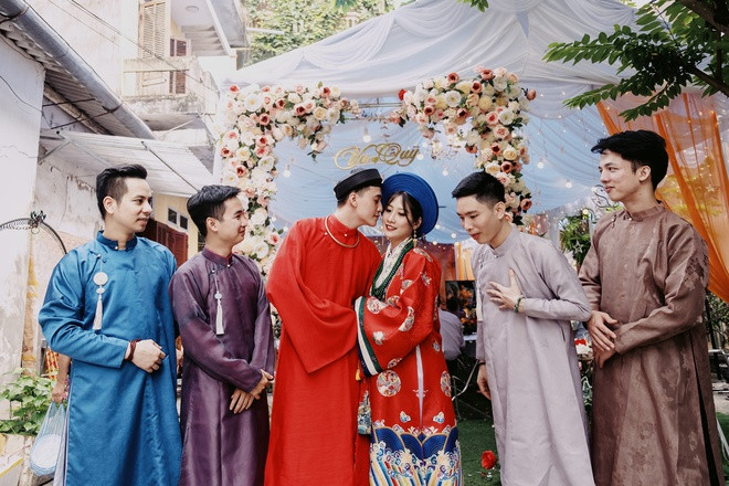 Ngày 1/7, bộ ảnh cưới diện áo cổ phục Nhật Bình và áo Tấc của Thuỳ Anh (sinh năm 1993, Cao Bằng) và Thành Nam (sinh năm 1996, Hà Nam) vào ngày trọng đại đang được nhiều người quan tâm. "Vốn là người yêu thích lịch sử, những giá trị truyền thống, cổ xưa nên mình muốn đưa những bộ cổ trang vào ngày cưới để tạo kỷ niệm và thêm phần nổi bật", cô dâu chia sẻ với Zing.