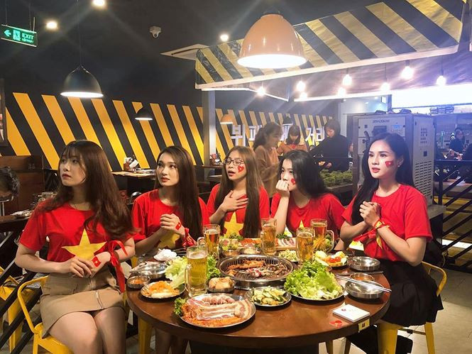 Sau 5 năm, những cô gái trong bức hình đều đã có cuộc sống cho riêng mình, tuy nhiên có 1 điểm chung là hội bạn gái cầu thủ đều không có cái kết đẹp với bạn trai ngày ấy.
