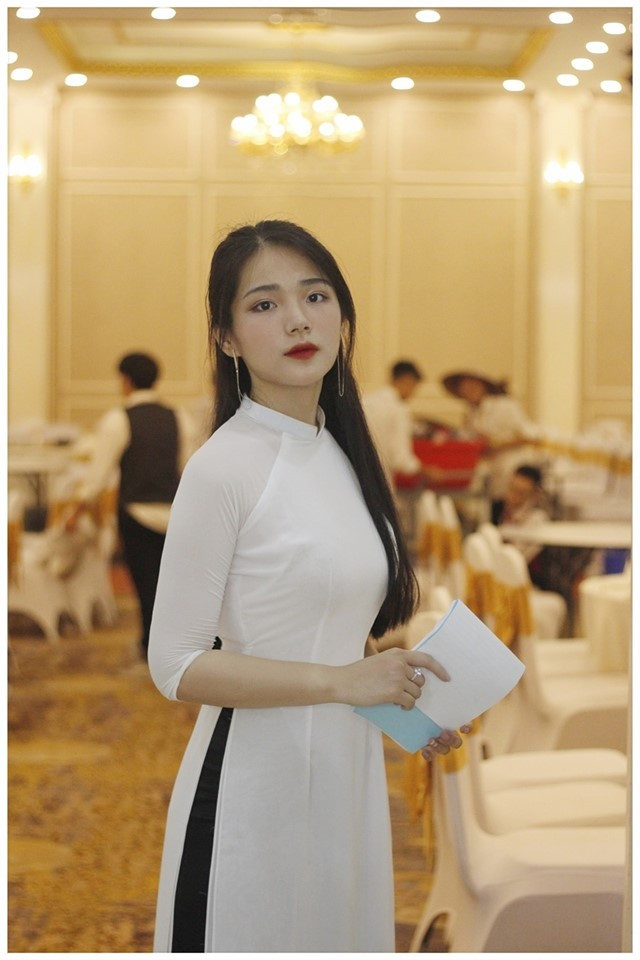 Trương Diệu Anh là tân sinh viên khoa Phát thanh - Truyền hình của Học viện Báo chí. Cô bạn này giành được nhiều chú ý khi đạt giải 3 cuộc thi Tìm kiếm gương mặt MC tỉnh Hải Dương.