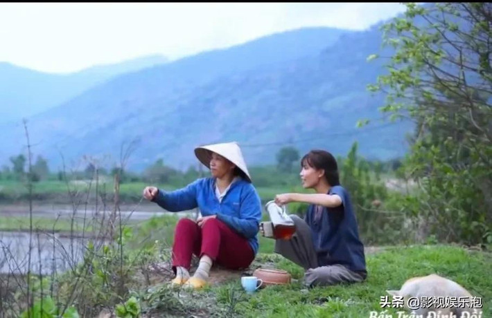 Không chỉ bị chỉ trích về việc "ăn cắp" ý tưởng, Bếp Trên Đỉnh Đồi còn bị nhận xét khí chất, khả năng nấu ăn, sản phẩm đều kém xa, không thể so sánh với Lý Tử Thất.