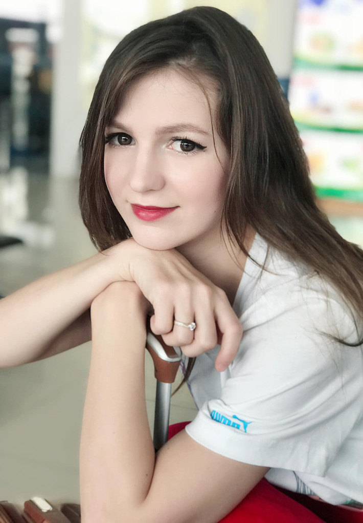 Alexandra Rub (SN 1993) đến từ thành phố Zaporizhia, Ukraina. Hiện tại, cô nàng đang làm DJ cho một Club tại Hà Nội.