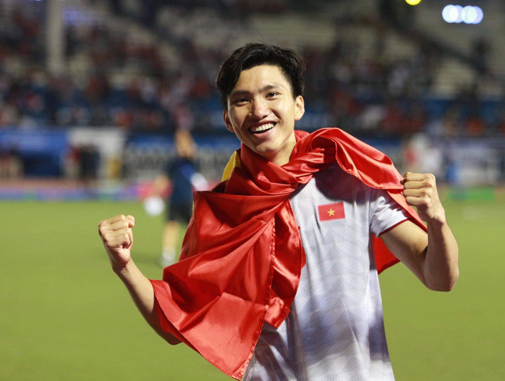 Lập cú đúp trong trận đấu giữa U22 Việt Nam và U22 Indonesia, Đoàn Văn Hậu chính là người hùng được sinh ra để đá trận chung kết SEA Games tối 10/12. Anh cũng là cầu thủ nhiều "vợ" nhất tối qua.