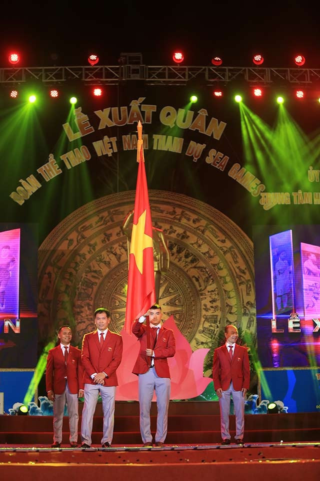 Là người cầm cờ đoàn thể thao Việt Nam tại lễ khai mạc SEA Games 30, kiếm thủ Vũ Thành An gây chú ý nhờ ngoại hình siêu cấp đẹp trai. Đây là lần thứ 4, hot boy đấu kiếm được nhận trọng trách vinh dự này.