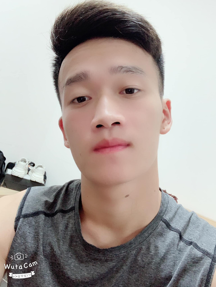 Không chỉ gây ấn tượng trên sân cỏ, Hoàng Đức còn là một trong những cầu thủ U22 Việt Nam sở hữu lượng người hâm mộ đông đảo, đặc biệt là anh có cực nhiều fan nữ bởi ngoại hình ưa nhìn.