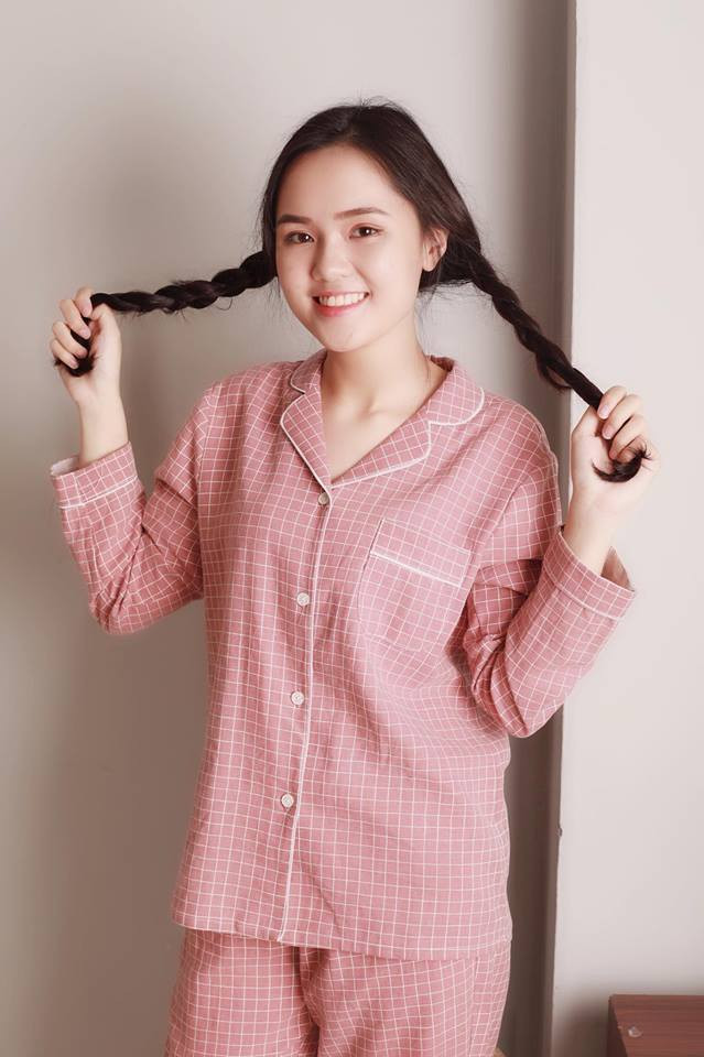 Có khuôn mặt xinh xắn, trẻ trung và dễ thương nên ngay cả khi ăn vận xuề xoà, đầu tóc không được gọn gàng thì Quỳnh Anh vẫn vô cùng xinh đẹp. Trước đây từng có nhiều bình luận cho rằng khi không chải chuốt, trông cô nàng còn xinh xắn hơn khi trang điểm đậm, mặc đồ diêm dúa.