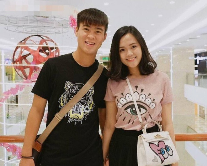 Thậm chí vợ của hậu vệ Duy Mạnh cũng từng nhiều lần bị người hâm mộ nhận xét là trang điểm quá đậm, không phù hợp với lứa tuổi cũng như khuôn mặt dễ thương vốn có.