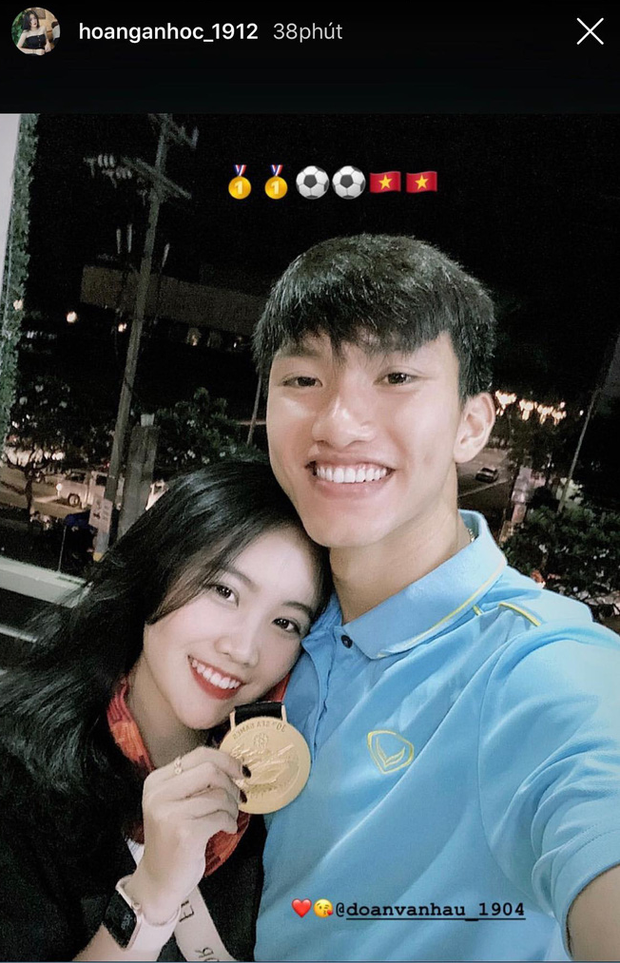 Trước đó, trang cá nhân của Văn Hậu cũng bị cộng đồng mạng tấn công dữ đội vì cho rằng anh cố tình chơi xấu khiến cầu thủ U22 Indonesia bị chấn thương, buộc phải rời sân khi trận đấu vừa diễn ra.