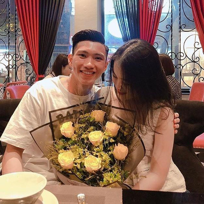 Văn Hậu và Hoàng Anh Ốc công khai tình cảm vào tháng 4/2018 đúng vào dịp sinh nhật của nam cầu thủ, và thường xuyên đăng tải hình ảnh tình cảm trên trang cá nhân.