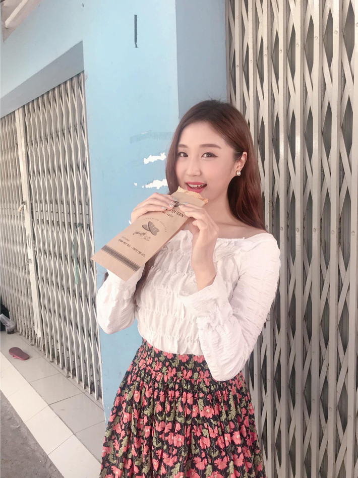Trên trang Facebook cá nhân của mình, gái xinh đến từ Hàn Quốc cũng đăng tải rất nhiều hình ảnh bánh mì cũng lời khen ngợi tấm tắc: "Bánh mì ngon lắm mà ta?", "Nhiều bạn bè người Hàn Quốc của mình cũng thích ăn bánh mì, hy vọng mọi người đừng hiểu lầm, rất nhiều người mê món ăn này giống như mình đó".
