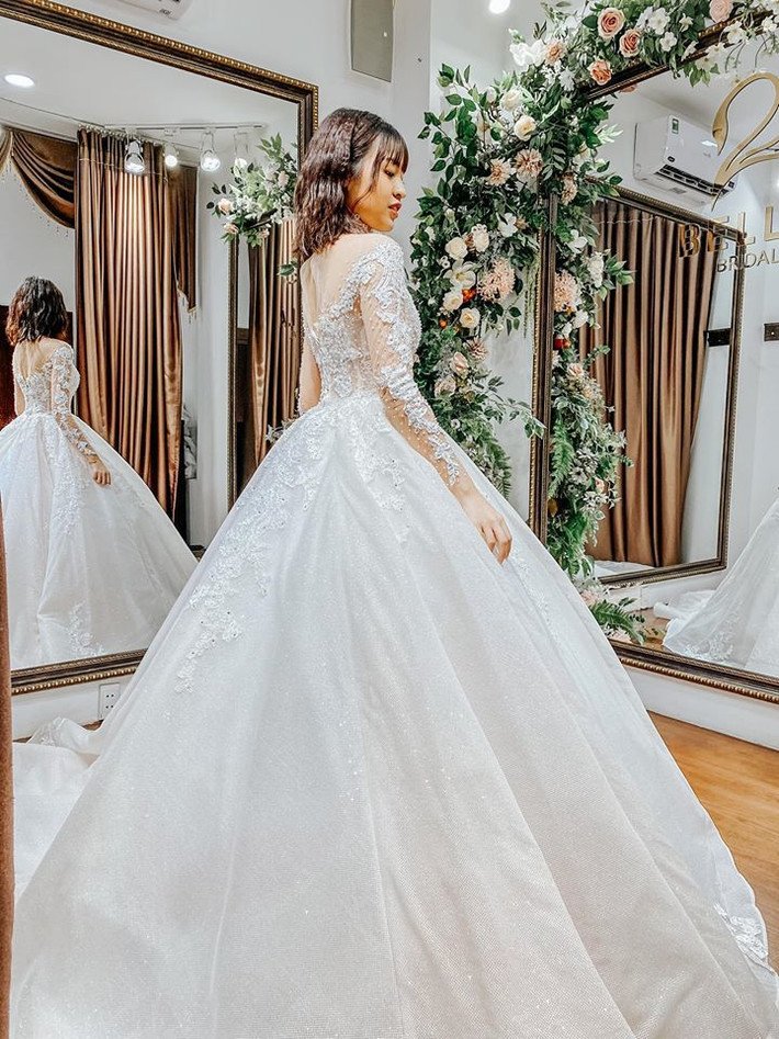 Hành động này của Thanh Tâm "bắp cần bơ" khiến nhiều người cho rằng cô nàng sắp lên xe hoa, và danh tính của chú rể lập tức trở thành một ẩn sốđược nhiều người kiếm tìm.