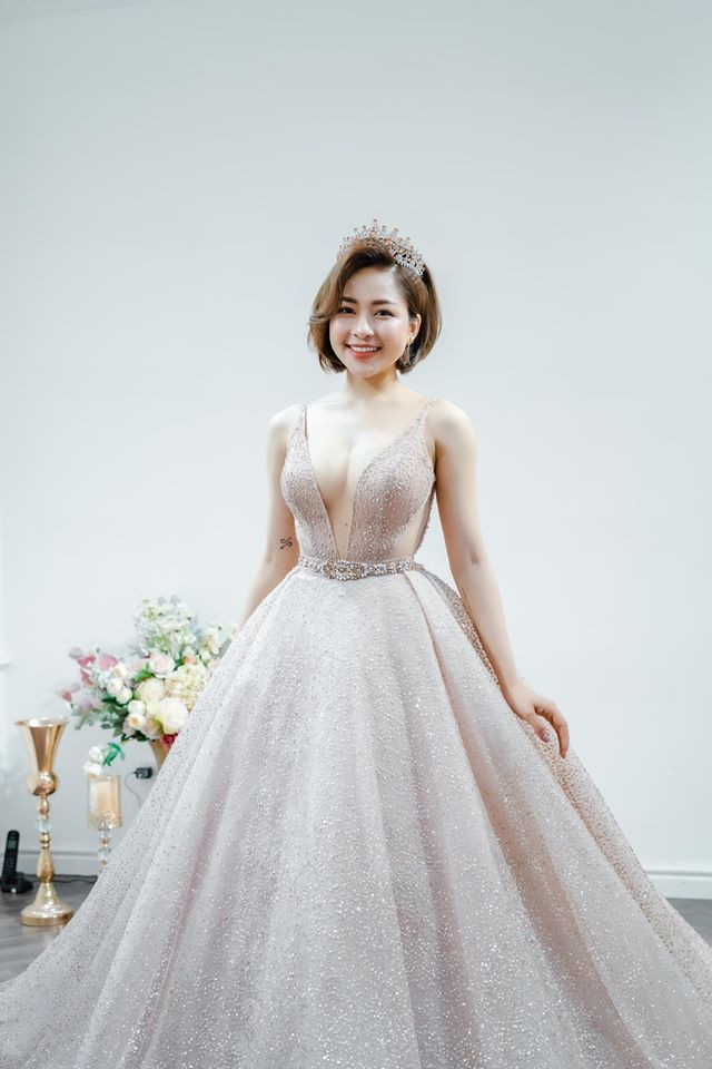 Hành động đăng ảnh mặc váy cưới của hot girl này được dân tình đồn đoán là cô nàng đang "học đòi" Trâm Anh trước đó. Thanh Tâm cũng diện váy cưới, đăng tải bài viết lấp lửng, ẩn ý việc lấy chồng. Thế nhưng nhiều người lại không tin và cho rằng đây là chiêu trò mới để gây sự chú ý mà thôi.