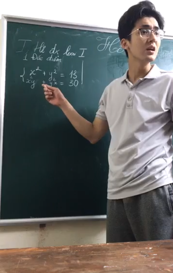 Mới đây, một đoạn clip cắt ra từ livestream của một thầy giáo dạy toán được chia sẻ rầm rộ, tạo nên "cơn sóng" trên mạng xã hội. Cũng chỉ như những giáo viên khác, thầy đang thực hiện giảng dạy bài hệ phương trình cho học sinh viên dưới.
