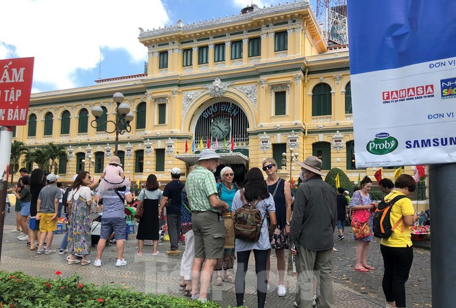 Hàng người dài xếp hàng mua thức ăn trong một trung tâm thương mại