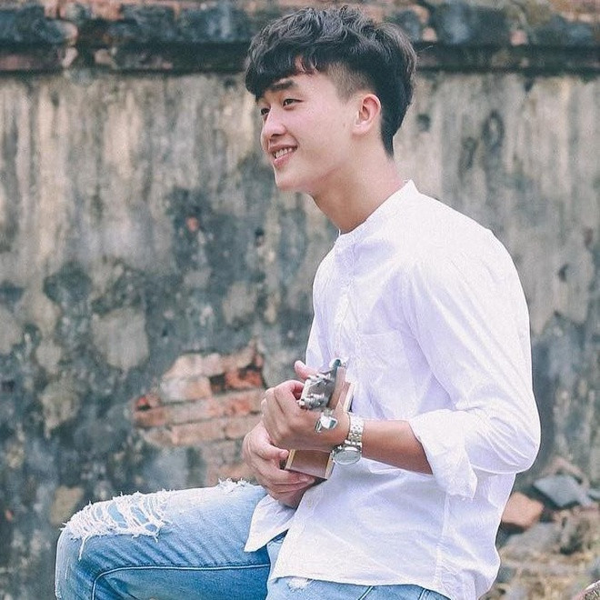 Danh Trung là một trong những cái tên sáng giá cho vị trí visual tuyển U23 Việt Nam. Với đôi mắt hí, mái tóc xoăn, anh được người hâm mộ gọi với cái tên "Hot boy Hàn Quốc".