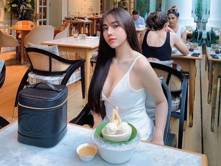 Bạn giá Hoàng Đức sở hữu nhan sắc siêu xinh đẹp cùng body nóng bỏng. Cô nàng thường xuyên đăng tải hình ảnh mặc trang phục hở bạo, quyến rũ lên mạng xã hội.