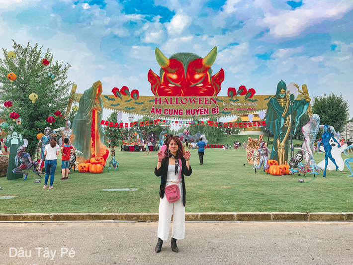 Một mùa Halloween nữa lại tới, những chiếc đèn, giỏ bí ngô, những bộ đồ ma quái đã xuất hiện khắp trong các cửa hàng. Nếu như còn đang phân vân xem dịp 31/10 chơi trò gì, đi đâu thì "Thị chấn Ma quái" chắc chắn là một lựa chọn thú vị.