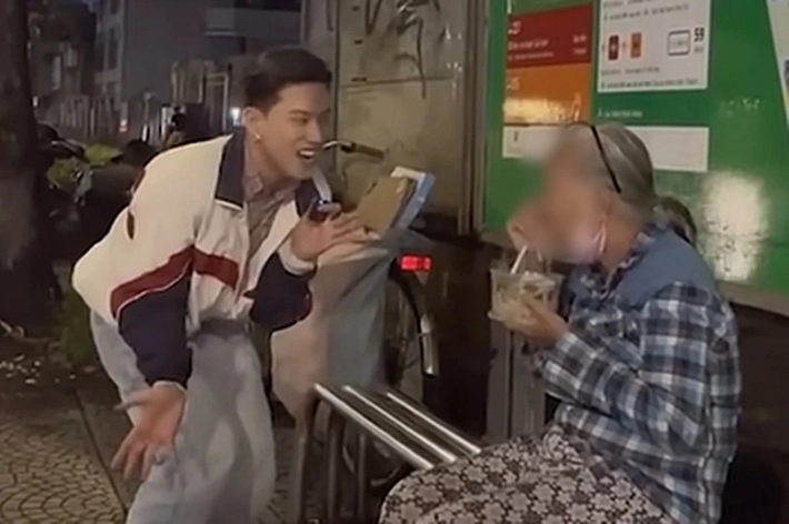 Tiktoker này từng khiến netizen phẫn nộ với video đi từ thiện trong đêm nhưng dùng câu từ phản cảm, khiếm nhã với người lớn tuổi như "hello (xin chào) bà già nghèo khổ giữa trời đông cô đơn", "nghèo mà còn chê đồ ăn" hay "bớt nghèo lại đi nha, không ai giúp hoài đâu".
