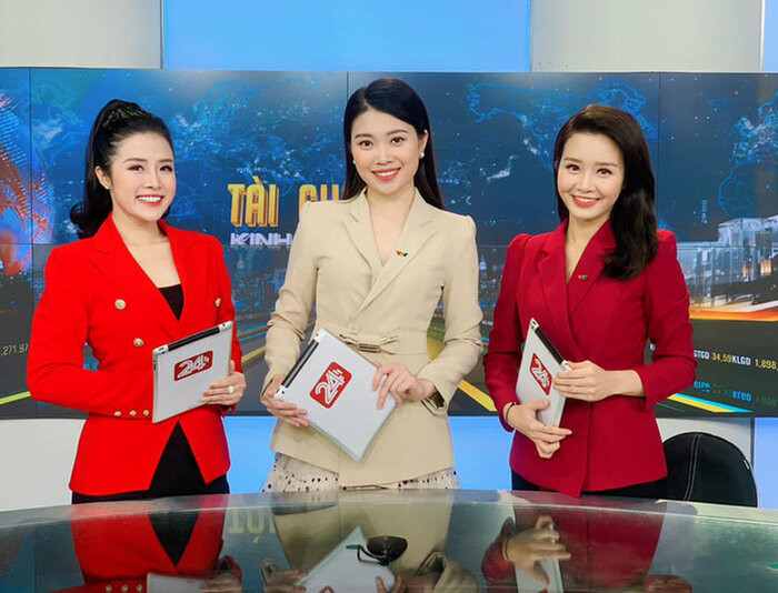 Ngoài khả năng dẫn chương trình chuyên nghiệp, nữ MC còn gây ấn tượng với phong cách thời trang trẻ trung, thanh lịch.