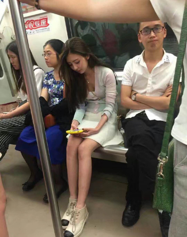 Tàu điện ngầm từ lâu vốn đã trở thành nơi rất dễ bắt gặp trai xinh gái đẹp. Không ít gái xinh nổi tiếng nhờ những bức ảnh bị chụp lén trong lúc tham gia phương tiện công cộng này.