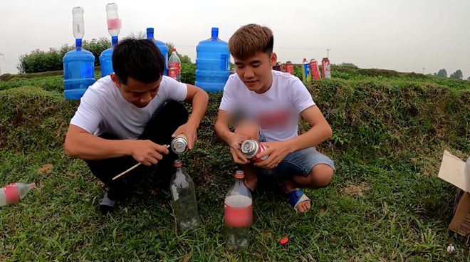 Thời gian gần đây, hầu hết các clip mới được Hưng Vlog đăng tải đều bị cộng đồng mạng "ném đá". Anh chàng từng chế tạo tên lửa bằng gas vô cùng nguy hiểm...