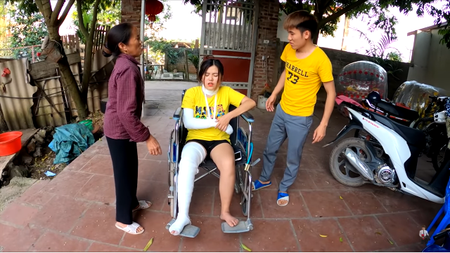 Không cần phải nói, bà Tân đã cực kỳ sửng sốt và đau lòng khi thấy con gái gặp chuyện không may. Anh em Hưng Vlog cũng diễn đạt khiến mẹ tin "sái cổ".