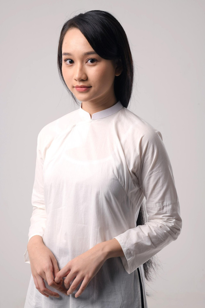 Sở hữu đôi mắt biếc đúng như tựa phim, Trúc Anh (SN 1998, TP HCM) như sinh ra để vào vai Hà Lan. Cô nàng sở hữu đôi mắt to tròn với hàng mi dày và cong, ngũ quan xinh xắn và khuôn mặt tròn rất đáng yêu.