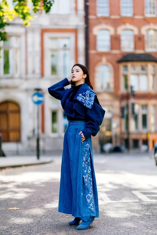 Kim Chi cũng là nữ sinh gốc Việt đầu tiên giành được học bổng 50% của Cambridge School of Visual &Performing Arts.