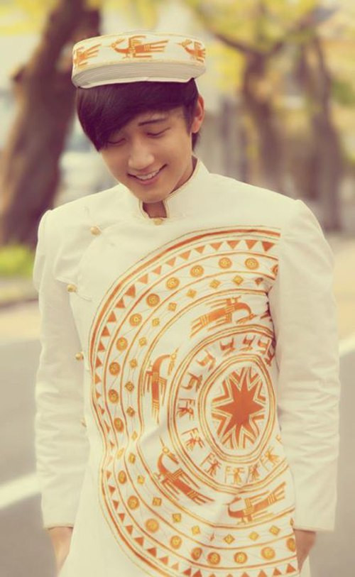 Với vẻ mặt thư sinh và làn da trắng, chàng hot boy Việt Nam này làm xiêu lòng rất nhiều trái tim của cư dân mạng khi theo dõi trang cá nhân và những bước nhảy điêu luyện của anh.