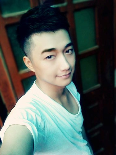 Anh chàng sở hữu khuôn mặt điển trai và được nhiều cư dân mạng nhận xét là "giống diễn viên Hàn Quốc". Quang Uno cũng được biết đến với vai trò là một người mẫu teen có tiếng của mảnh đất Hải Phòng.