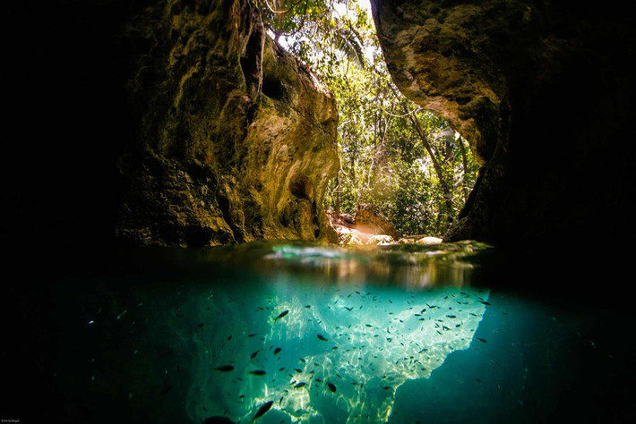 Một số cổng địa ngục nổi tiếng khác trong quan niệm của người Maya là Cobán, Guatemala, hay Actun Tunichil Muknal ở Belize. Ngày nay, phần lớn các hố sụt này trở thành điểm bơi lội, tham quan hút khách, thay vì điểm đến có phần đáng sợ. Ảnh: Ambergris Caye.