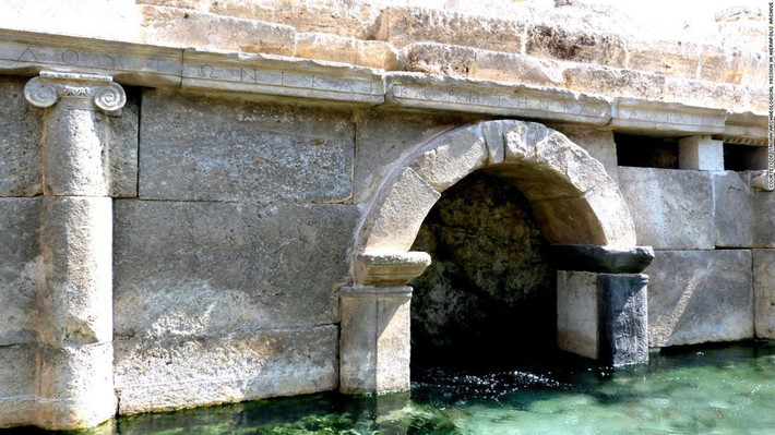 Cổng Ploutonion ở Hierapolis (Pamukkale, Thổ Nhĩ Kỳ): Đây là một trong những nơi thờ Pluto - thần của người chết. Khí gas hun nóng suối nước nổi tiếng Pamukkale bắt nguồn từ một hang động phía dưới khu vực này. Hố bốc hơi độc, nên người dân tin rằng đó là do thần Pluto tạo ra. Nơi này cũng được xem là vùng đất thiêng, cửa ngõ dẫn xuống địa ngục. Ảnh: CNN.