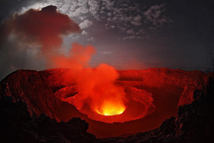 Núi lửa Masaya (Masaya, Nicaragua, Trung Mỹ): Người dân bản địa tin rằng có một nữ thần sống trong miệng hố núi lửa này. Tuy nhiên, nhiều người cho rằng hoạt động liên tục của núi lửa là do quỷ dữ sống phía dưới và đây là cửa ngõ dẫn đến địa ngục. Ngày nay, Masaya là một điểm tham quan ấn tượng với khói lưu huỳnh và nham thạch nóng chảy sôi sục. Ảnh: Explorerwandatours.