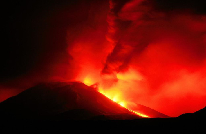 Núi Hekla (Iceland): Ngọn núi lửa hoạt động này được xem là cổng địa ngục từ thế kỷ 12, sau đợt phun trào vào năm 1104. Các đợt phun trào sau đó càng khẳng định tiếng tăm đặc biệt này. Năm 1341, một số khẳng định thấy chim bay giữa nham thạch và cho rằng đó là các linh hồn đang bị đày đọa. Ngày nay, Hekla còn được cho là nơi các phù thủy gặp gỡ quỷ dữ. Ảnh: Iceland Mag.