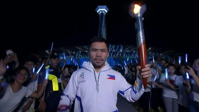 Ở sân điền kinh tại New Clark, võ sĩ quyền anh Manny Pacquiao rước đuốc, thắp sáng đài đuốc SEA Games 30.
