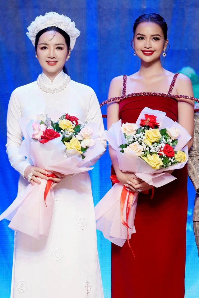 Sánh vai cùng Ngọc Châu, Giáng My vẫn tỏa sáng rực rỡ, không hề rõ khoảng cách tuổi tác dù Ngọc Châu kém cô vài chục tuổi.