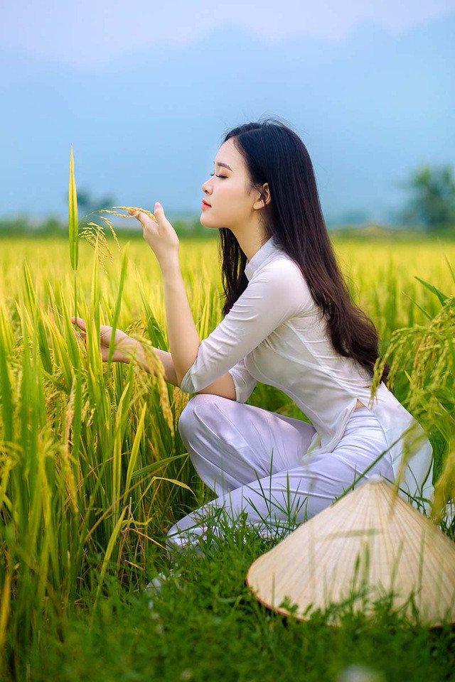 Cô nàng có 10 năm liền là học sinh giỏi toàn diện, 3 năm đạt giải Nhì học sinh giỏi cấp tỉnh môn Ngữ Văn, giữ chức vụ lớp phó trong nhiều năm. Lên đại học, á khôi trở thành Bí thư chi đoàn K59 Giáo dục tiểu học, thường xuyên là người dẫn chương trình cho các chương trình, sự kiện ở trường.