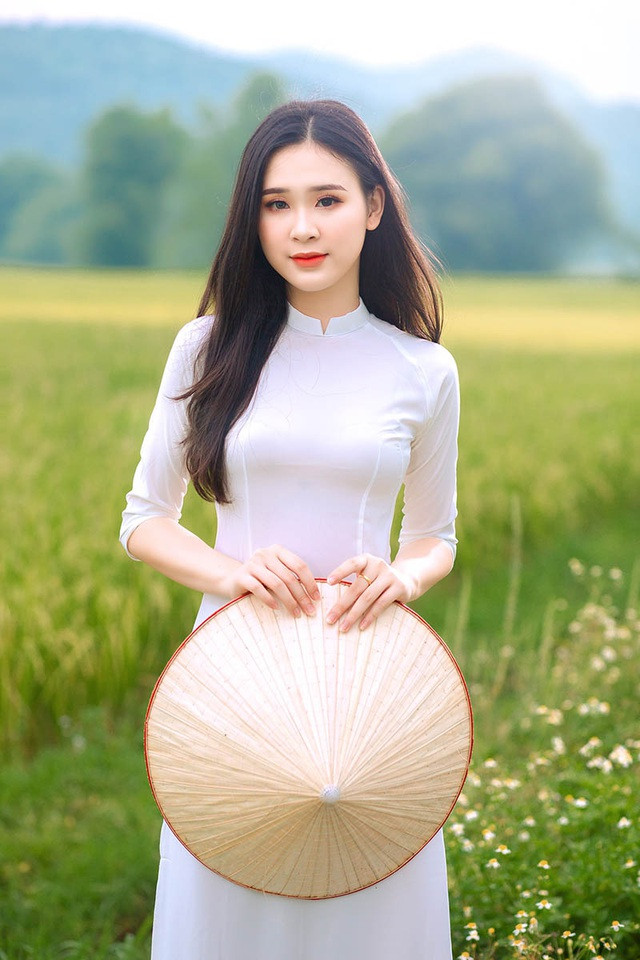 Thảo Vi hiện đang theo học ngành Giáo dục tiểu học, trường Đại học Vinh. Chia sẻ về ngành của mình, cô gái quê Hòa Bình cho biết bản thân có ước mơ thành cô giáo, truyền đạt kiến thức cho thế hệ trẻ từ lâu.