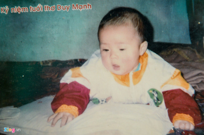 Ở thời điểm hiện tại, Duy Mạnh là một trong những cầu thủ nhận được sự quan tâm đặc biệt của truyền thông và người hâm mộ bóng đá. Nam cầu thủ sinh ra và lớn lên tại thôn Giao Tác xã Liên Hà huyện Đông Anh, Hà Nội và có tuổi thơ khá khó khăn. Ảnh: Zing.