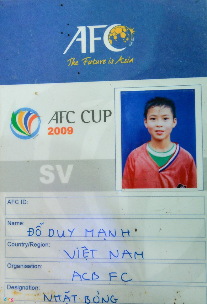 Duy Mạnh sớm tỏ ra yêu thích đặc biệt với trái bóng tròn và tham gia học tập tại CLB Hà Nội. Mùa AFC Cup 2009, cầu thủ quê Đông Anh vinh dự được trao nhiệm vụ nhặt bóng. Ảnh: Zing.
