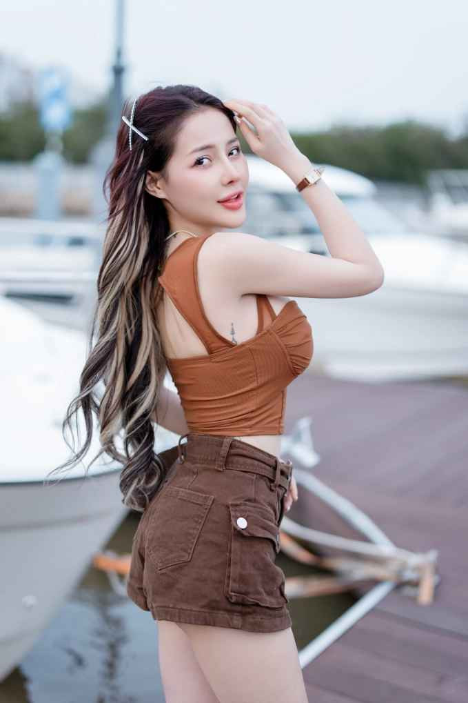 Việc phẫu thuật thẩm mỹ đã giúp Ngân 98 có được vẻ ngoài như mong muốn và tăng thêm sự tự tin trong cuộc sống và sự nghiệp. Tuy nhiên, nó cũng đồng nghĩa với việc cô phải đối mặt với nhiều ý kiến trái chiều và chỉ trích từ dư luận.