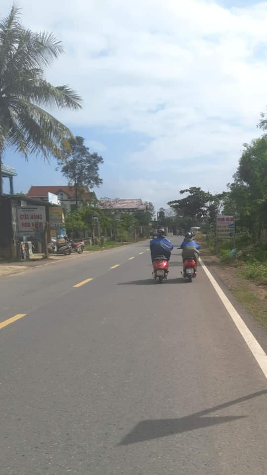Tuy nhiên, nhiều người cho rằng, áo mưa có thể tránh được nắng rát nhưng lại cực kỳ nóng bức, khó chịu. Những người có thể mặc áo mưa giữa thời tiết này quả thật quá can đảm.
