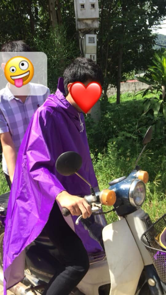 "Sáng đi học vội quên mang áo nắng nên phải mặc tạm áo mưa. Công nhận tránh nắng tốt hơn rất nhiều nhưng về đến nhà mồ hôi vã ra như tắm luôn", "Khi bạn muốn đi xông hơi mà không có tiền thì mặc áo mưa rồi đi ra đường giữa thời tiết này là đảm bảo chuẩn bài" - Dân mạng hài hước bình luận.