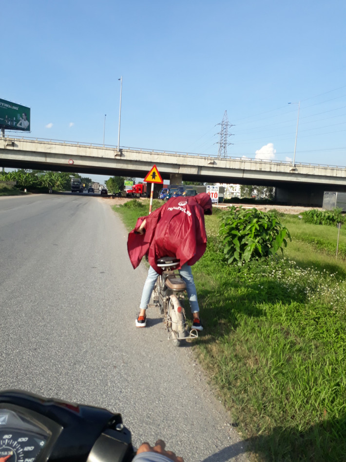 Phương pháp thay thế tuyệt vời khi quên mang áo chống nắng đi học.