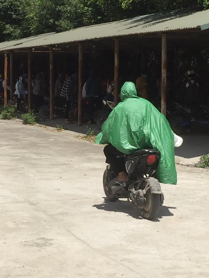 Mới đây, trên diễn đàn "Trường người ta" đăng tải tấm hình một nam sinh đi xe đạp điện, mặc áo mưa giữa thời tiết nắng nóng. Ngay lập tức, bức ảnh trên thu hút sự quan tâm đặc biệt của cộng đồng mạng.