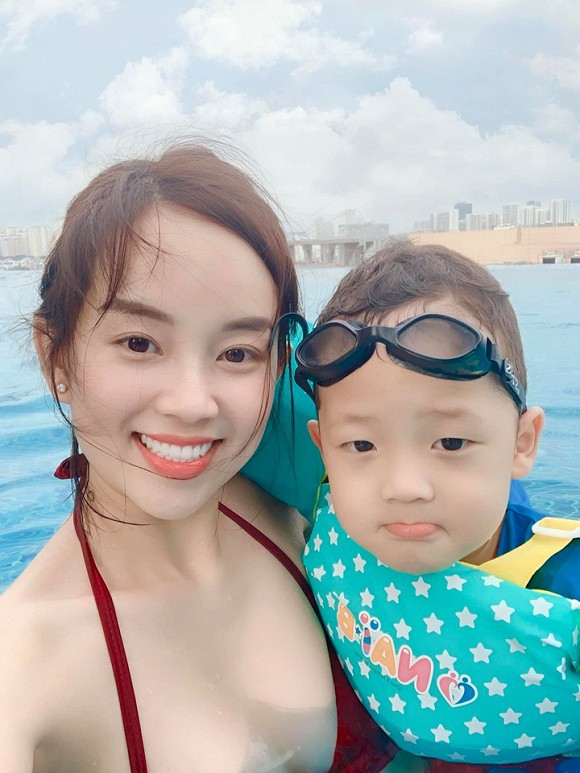"Quân nghĩ rằng ai cũng trải qua những sai lầm. Cái quan trọng là mình cố gắng sửa lại những sai lầm thì sẽ tốt hơn. Hiện tại Quân vẫn chưa gặp con, có lẽ do Ly chưa sẵn sàng" - Nam cầu thủ Việt kiều cho hay.